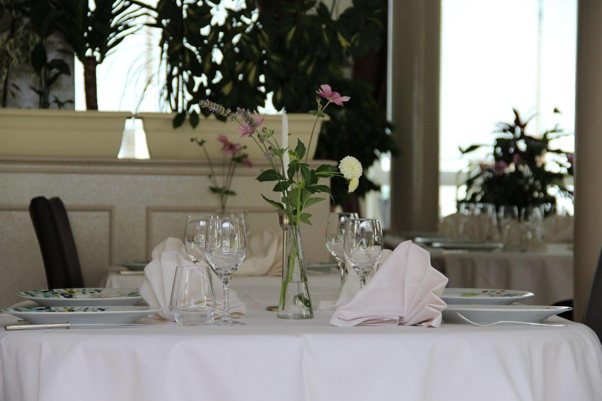 Brit Hotel Le Cygne Saint-Hilaire-du-Harcouët المظهر الخارجي الصورة